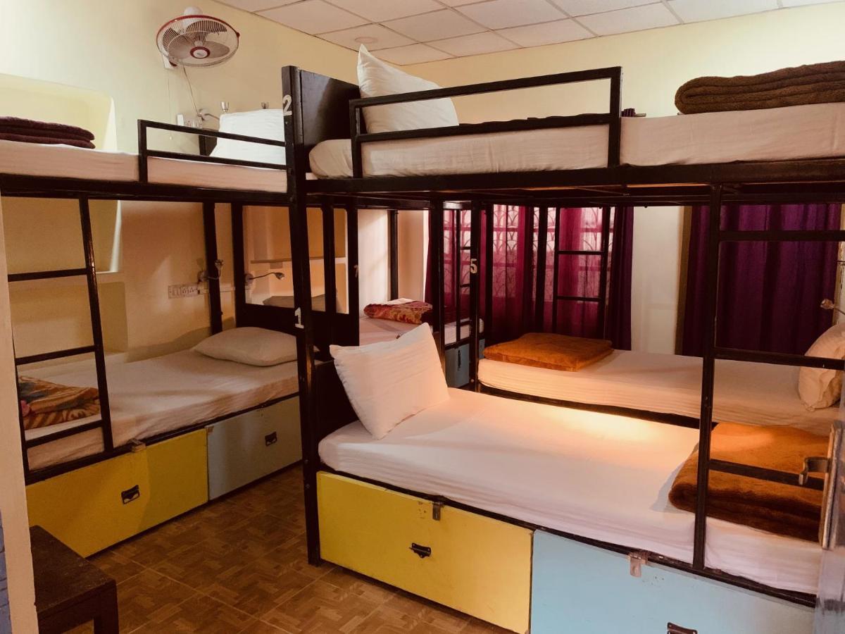 Vagabond Stay Hostel Варанаси Екстериор снимка