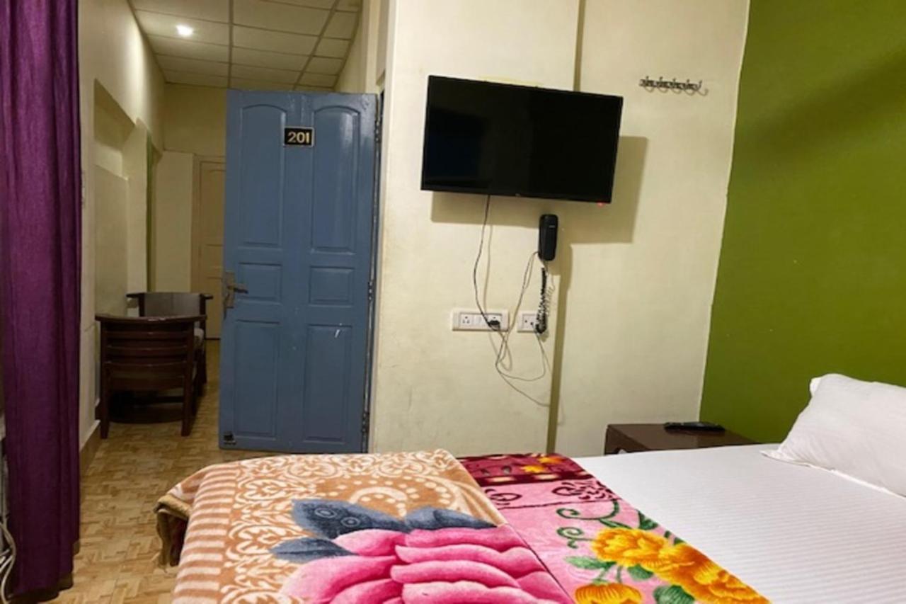 Vagabond Stay Hostel Варанаси Екстериор снимка